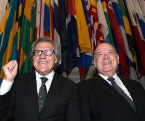 El nuevo Secretario General de la OEA, el ex canciller uruguayo Luis Almagro, sonríe junto a su predecesor José Miguel Insulza en Washington D.C. (Foto: AFP)