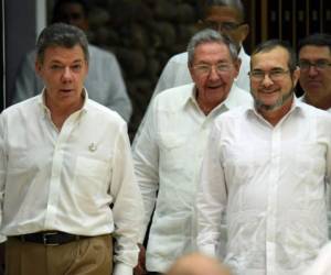 El acuerdo fue logrado tres días después de que el papa Francisco dijera en La Habana que el proceso de paz en Colombia no podía permitirse 'otro fracaso'. (Foto: AFP)