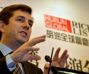 Rupert Hoogewerf, presidente de Hurun Report, revela una lista de multimillonarios en una conferencia de prensa en Pekín. (Foto: AFP)