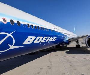 <i>El Boeing 777 tiene seis ruedas en cada uno de sus principales puntales de aterrizaje y está diseñado para aterrizar con seguridad si algunos faltan. FOTO AFP</i>