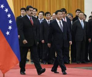 El presidente venezolano Nicolás Maduro camina junto a su par chino Xi Jinping, durante una ceremonia de bienvenida para el mandatario latinoamericano. (Foto: AFP)