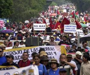 <i>El Salvador. Los manifestantes marchan contra la entrada de la Asamblea Legislativa durante una manifestación del Primero de Mayo (Día del Trabajo) en San Salvador el 1 de mayo de 2024. FOTO Camilo FREEDMAN/AFP</i>