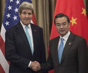 Secretario de Estado estadounidense, John Kerry y el ministro de Exteriores chino, Wang Yi. (Foto: AFP)