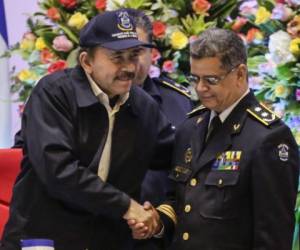 Nicaragua's President Daniel Ortega (L) shakes hands with the new Commissioner Francisco Diaz -the father-in-law of Ortega's son Maurice- during the 39th Anniversary of the National Police in Managua on September 10, 2018. / AFP PHOTO / INTI OCON