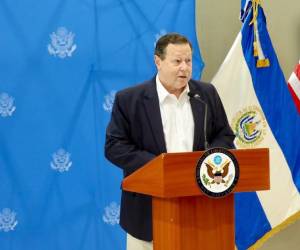 Nuevo embajador de EEUU promete mejorar lazos con El Salvador tras dos años de roces