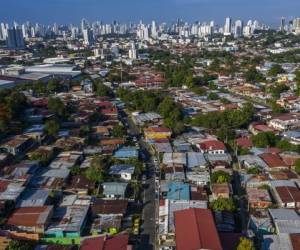Aerial view of Boca La Caja neighborhood (foreground) in Panama City taken on May 24, 2020 during the COVID-19 coronavirus pandemic. - Overcrowded neighbourhoods and a big population within poverty levels are a big challenge Latin American countries are facing during this global pandemic. (Photo by Luis ACOSTA / AFP)