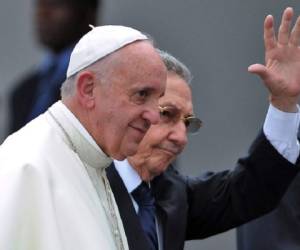 Algunas voces críticas han deplorado la reconciliación entre la Iglesia y el régimen de Castro, que dejó a los disidentes sin nadie que los escuche. El papa hasta ahora no tiene programado un encuentro con ellos. (Foto: AFP).