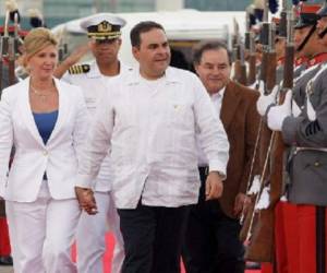 This handout picture released by the Guatemalan Presidency shows the President of El Salvador Elias Antonio Saca (C) next to his wife Ana Ligia (L) and Guatemalan Vice Foreign Minister Miguel Ibarra reviewing a guard of honor upon arrival at the Guatemalan Air Force (FAG) base on April 29, 2009 in Guatemala City. AFP PHOTO/PRESIDENCIA-Kattia Vargas RESTRICTED TO EDITORIAL USE / AFP PHOTO / PRESIDENCIA / KATTIA VARGAS