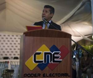 El gobernador Henri Falcon asistió el miércoles al Consejo Nacional Electoral de Venezuela para formalizar su candidatura. Por AFP.