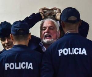 Former Panama's president (2009-2014) Ricardo Martinelli shouts at the press saying his rights are being violated, as he is escorted to a court room at the Supreme Court in Panama City, on November 19, 2018. - Martinelli, 66, was extradited from the United States to face charges of spying on more than 150 people, including journalists and politicians. He is under investigation in Panama in about 20 other cases of corruption. (Photo by Luis Acosta / AFP)
