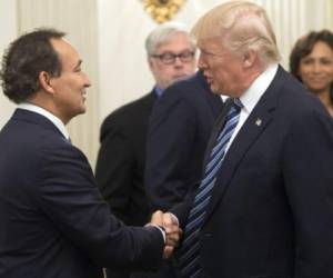 El presidente de EEUU, Donald Trump, saluda a Óscar Muñoz, presidente y CEO de United Airlines. Foto AFP.