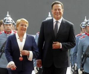 Panama's President Juan Carlos Varela (R) receives military honours next to his Chilean counterpart Michelle Bachelet at La Moneda presidential palace in Santiago, on April 25, 2017.President Varela is in a two-day official visit in the country. / AFP PHOTO / CLAUDIO REYES