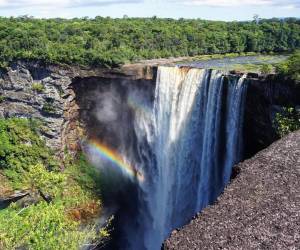 <i>Vista de las cataratas Kaieteur, ubicadas en el Parque Nacional Kaieteur, que se encuentra en una sección de la selva amazónica en la región Potaro-Siparuni de Guyana, tomada el 24 de septiembre de 2022. A pesar de la disputa con Guyana, la región de Esequibo es un destino de migración desde Venezuela. FOTO Patricio FORT / AFP</i>