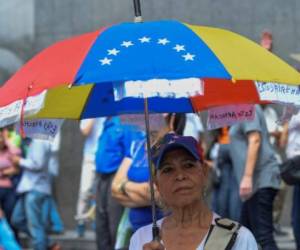 Simpatizantes de la oposición protestan en Venezuela frente la sede de la ONU en Caracas. AFP PHOTO / JUAN BARRETO