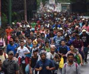 Honduran migrants take part in a caravan towards the United States in Chiquimula, Guatemala on October 17, 2018. - A migrant caravan set out on October 13 from the impoverished, violence-plagued country and was headed north on the long journey through Guatemala and Mexico to the US border. President Donald Trump warned Honduras he will cut millions of dollars in aid if the group of about 2,000 migrants is allowed to reach the United States. (Photo by ORLANDO ESTRADA / AFP)