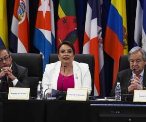 <i>La presidenta de Honduras, Xiomara Castro (centro), habla junto al presidente de Colombia, Gustavo Petro (i), y al secretario general de la ONU, Antonio Guterres (derecha), durante la Cumbre de la CELAC en Buccament Bay, San Vicente y las Granadinas, el 1 de marzo de 2024. FOTO Randy Brooks/AFP</i>