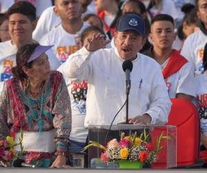 Nicaraguan President Daniel Ortega (R) delivers a speech next to his wife and Vice President Rosario Murillo during the commemoration of the 39th Anniversary of the Sandinista Revolution at 'La Fe' square in Managua on July 19, 2018. Ortega blamed 'satanical criminals,' Catholic bishops and the US for a wave of unrest he has violently sought to extinguish, as he marked on Thursday the 39th anniversary of the leftwing revolution that first brought him to power. / AFP PHOTO / MARVIN RECINOS