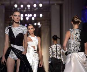 Esta semana y hasta el jueves, el programa oficial de desfiles incluye a las casas más famosas: Chanel, Valentino, Dior, Jean Paul Gaultier. (Foto: AFP)