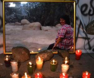 Candles are lit in memory of slain Honduran environmental leader Berta Caceres, during a demonstration to demand justice and punishment for the masterminds behind her murder, in the surroundings of the Sentence Court in Tegucigalpa on November 29, 2018. - Seven of the eight accused in the murder of the former coordinator of the Civil Council of Popular and Indigenous Organizations of Honduras (COPINH) Berta Caceres, were sentenced by a Honduran court Thursday. (Photo by Orlando SIERRA / AFP)