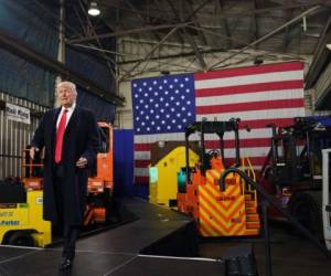 US President Donald Trump speaks during a tour of the H&K Equipment Company in Coraopolis, Pennsylvania on January 18, 2018. / AFP PHOTO / Mandel NGAN