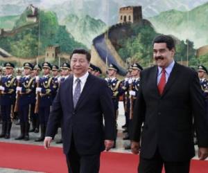 El presidente venezolano Nicolás Maduro (D) camina junto a su homólogo chino Xi Jinping. (Foto: AFP)