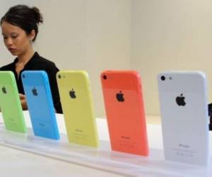El iPhone 5C expuesto el 11 de septiembre de 2013 en la sede central de Apple.