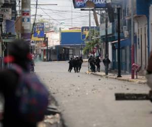 Riot police clash with protesters during nation-wide protests demanding justice, democracy and the departure of President Daniel Ortega, in Masaya, Nicaragua on May 12, 2018 The wave of unrest against Nicaraguan President Daniel Ortega which broke out in mid-April was triggered by an aborted attempt to reform the near-bankrupt social security system, but quickly expanded to include a wave of grievances against him, including claims of corruption and repression / AFP PHOTO / DIANA ULLOA