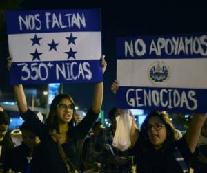 Nicaraguans living in Guatemala demonstrate against the government of Nicaraguan President Daniel Ortega at Obelisco square in Guatemala City on July 19,2018.Months of clashes between protesters and the forces of President Daniel Ortega have claimed almost 300 lives, the head of the Inter-American Commission on Human Rights, Paulo Abrao, told AFP: 'The situation in Nicaragua is alarming and growing worse by the day.' / AFP PHOTO / Johan ORDONEZ