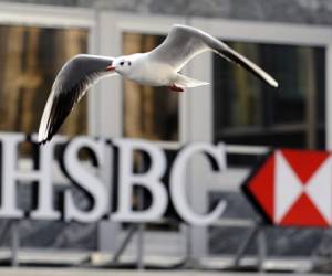 (FILES) This file picture taken on December 9, 2009 shows a seagull flying past the branch of HSBC Private Bank (Suisse) in the center of Geneva. A cache of secret bank files shows that HSBC's Swiss banking arm helped wealthy customers avoid taxes and hide millions of dollars, according to a report by a network of investigative journalists released on February 8, 2015 AFP PHOTO / FABRICE COFFRINI
