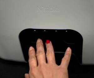 <i>Una persona usa el dispositivo Nimble Beauty de Nimble Beauty para pintarse las uñas durante la experiencia digital de Pepcom en el resort The Mirage durante el Consumer Electronics Show (CES) en Las Vegas, Nevada, el 8 de enero de 2024.Brendan Smialowski/AFP</i>