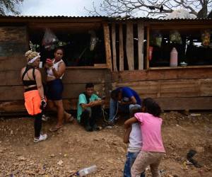 En la fotografía se muestran migrantes durante su estancia en la Estación de Recepción de Migrantes en Lajas Blancas, provincia de Darién, Panamá, el 11 de marzo de 2024. FOTO MARTÍN BERNETTI / Afp