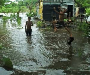 Más de 200 viviendas fueron inundadas por el desborde de ríos y se contabilizan unas 15.050 personas afectadas. (Foto: Kint.com).