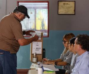<i>Un hombre emite su voto en un colegio electoral en Buenos Aires, durante la segunda vuelta de las elecciones presidenciales el 19 de noviembre de 2023. FOTO Alejandro PAGNI/AFP</i>