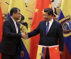 El presidente ecuatoriano, Rafalel Correa, con el presidente de China, Xi Jinping. (Foto: AFP).