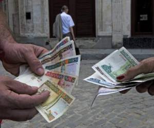 En Cuba circulan dos monedas, el peso cubano (CUP, 24 por un dólar) en el cual se pagan los salarios y servicios, y el peso convertible (CUC, igual al dólar), con el que pagan los turista. (Foto: AFP).