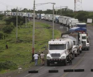 Manifestantes antigubernamentales instalaron una barricada de neumáticos para bloquear una carretera en el pueblo Las Maderas, a unos 50 km de Managua el 06 de junio de 2018. AFP