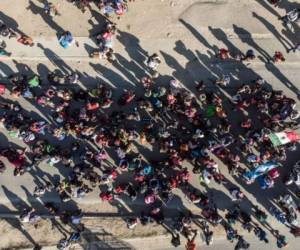 Aerial view of a group of Central American migrants, taking part in a caravan towards the US, arriving to Tijuana, Mexico, on November 15, 2018. (Photo by Guillermo Arias / AFP)