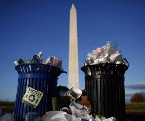 WASHINGTON, DC - DECEMBER 22: Trash begins to accumulate along the National Mall near the Washington Monument due to a partial shutdown of the federal government on December 24, 2018 in Washington, DC. The partial shutdown will continue for at least a few more days as lawmakers head home for the holidays as Democrats and the Trump administration cannot agree on an amount of funding for border security. Win McNamee/Photo by Win McNamee/Getty Images/AFP