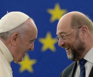 El papa Francisco (izq) y el presidente del Parlamento Europeo, Martin Schulz, antes del discurso del pontífice ante la Eurocámara, el 25 de noviembre de 2014 en Estrasburgo. (Foto: AFP).