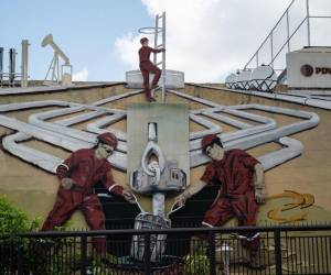 <i>Un mural en la sede de PDVSA muestra a hombres trabajando en las refinerías de petróleo de Venezuela, en Caracas, el 13 de septiembre de 2023. Venezuela, el 30 de enero de 2024, criticó la decisión de Washington de volver a imponer sanciones al petróleo y al gas como chantaje grosero e inadecuado. FOTO MIGUEL ZAMBRANO / AFP</i>