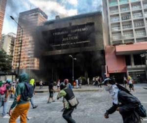 Las oficinas de la Corte Suprema de Justicia fueron atacadas ayer en una nueva escalada de las protestas contra el gobierno del presidente Nicolás Maduro.