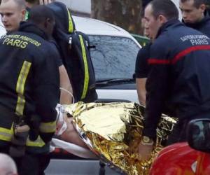 Evacuación de un herido por los disparos de un individuo contra policías municipales, este jueves 8 de enero en Montrouge, al sur de París. (Foto: AFP)