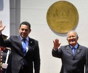 Los presidentes de Guatemala, Jimmy Morales, y El Salvador, Salvador Sánchez Cerén. (Foto: AFP).