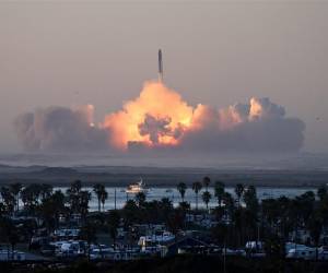 <i>El 18 de noviembre de 2023, SpaceX llevó a cabo el segundo lanzamiento de prueba de Starship, el cohete más grande jamás construido que Elon Musk espera que sea uno día colonizar Marte, mientras la NASA espera una versión modificada para llevar humanos a la Luna. FOTO TIMOTHY A. CLARY / AFP</i>