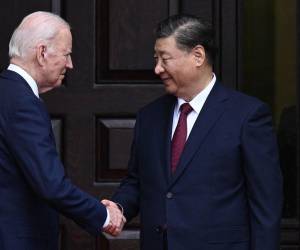 <i>El presidente estadounidense Joe Biden saluda al presidente chino Xi Jinping antes de una reunión durante la semana de líderes del Foro de Cooperación Económica Asia-Pacífico (APEC) en Woodside, California, el 15 de noviembre de 2023. FOTO BRENDAN SMIALOWSKI / AFP</i>
