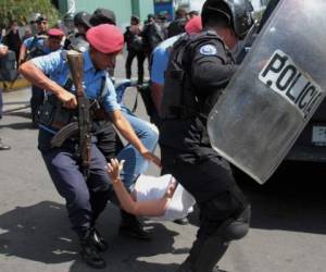 Nicaraguan riot police officers detain a protester before a demonstration alled by opposition groups to demand the government the release of those arrested for taking part in anti-government protests, in the surroundings of the Centroamerica roundabout in Managua on March 16, 2019. - Nicaragua on Friday released 50 prisoners held for participating in anti-government protests, giving a fresh impetus to peace talks on ending the country's long running political crisis. More than 700 people were detained during a deadly crackdown on rallies that began last April and quickly grew into broad opposition to President Daniel Ortega iron-fisted rule. (Photo by Maynor Valenzuela / AFP)