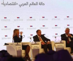 Abdalá al Badri (D), secretario general de la OPEP, participa de un panel de discusión en Dubai, el 14 de diciembre de 2014. (Foto: AFP)