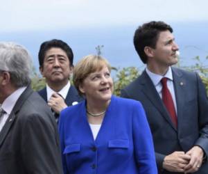 (I-D) El presidente de la Comisión Europea, Jean-Claude Juncker, primer ministro de Japón, Shinzo Abe, la canciller alemana, Angela Merkel, y el primer ministro de Canadá, Justin Trudeau, asisten a la reunión de Jefes de Estado G7, el grupo de las economías más industrializadas en Italia. AFP PHOTO /STEPHANE DE SAKUTIN