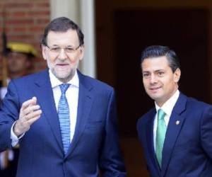 El presidente del Gobierno español, Mariano Rajoy (izq), y el presidente mexicano, Enrique Peña Nieto, al llegar éste de visita al Palacio de la Moncloa. (Foto: AFP).