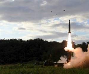 Imagen cedida por el Ministerio de Defensa de Corea del Sur, donde se muestra el despliegue de un misil de defensa que es descrito como capaz de golperar la ona de lanzamiento en un eventual ataque norcoreano.